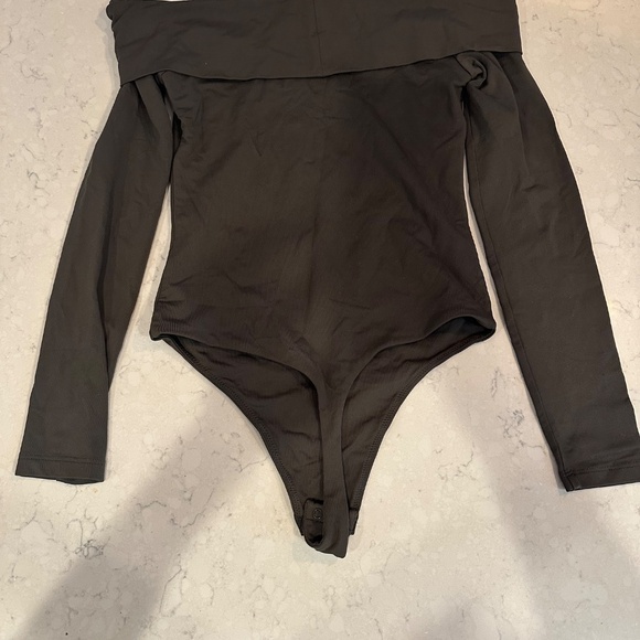 Aritzia Contour Deco Off the Shoulder Bodysuit - Picture 6 of 7